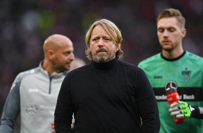 Æresdivisionen -Sagen om fyret Ajax-boss vokser: Bad 12 spillere skifte agent