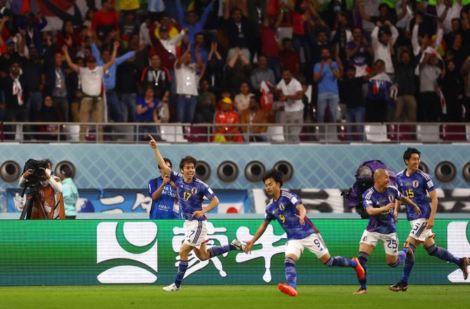 VM -Drama: Spanien tabte til Japan men er alligevel videre ved VM