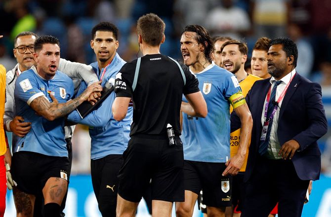 VM -Uruguayanske spillere fulgte efter dommeren ved slutfløjt