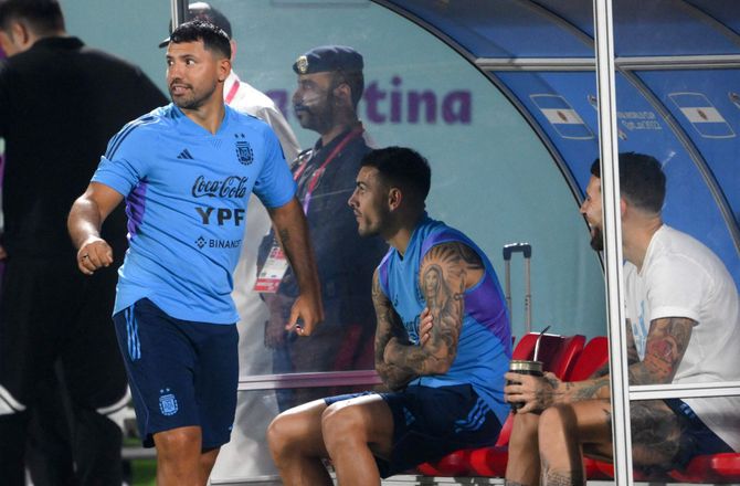 VM -Et år efter karrierestoppet: Agüero med i Argentinas træning