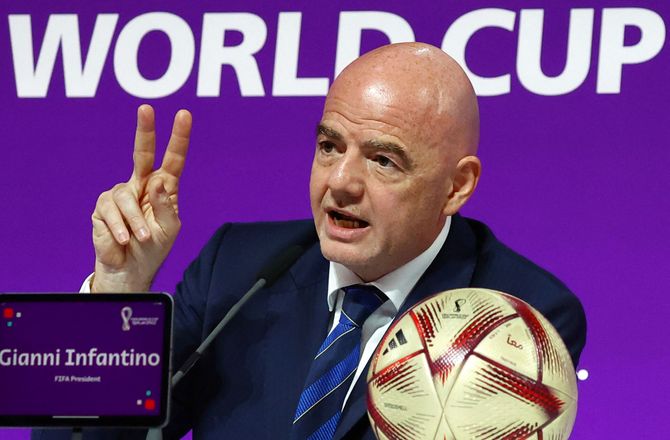 International -Infantino jubler over VM 2030: FIFA forener verden