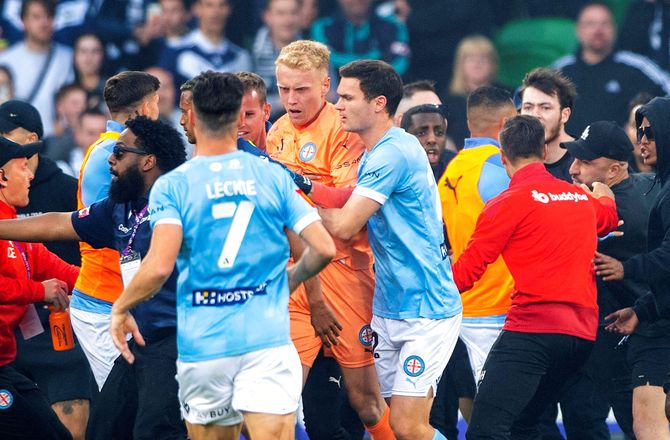 A-League -Australsk keeper kørt på hospitalet efter overfald: Han skal scannes