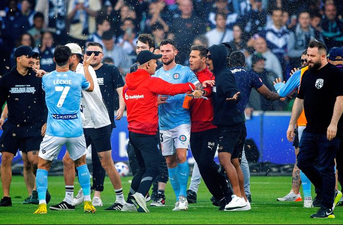A-League -Efter voldsom baneinvasion: Melbourne-fans får livstidsstraf