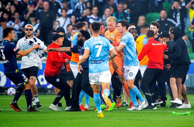 A-League -Efter baneinvasion: Melbourne Victory fratages hjemmefans