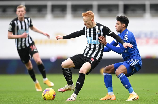 Premier League -Newcastle kalder Longstaff hjem efter slem knæskade