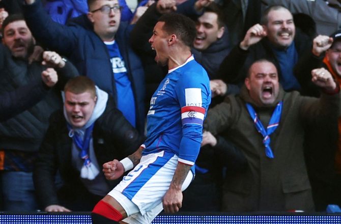 Premiership -Vild udvikling i Old Firm - Rangers vender 0-1 til 2-1 på få minutter