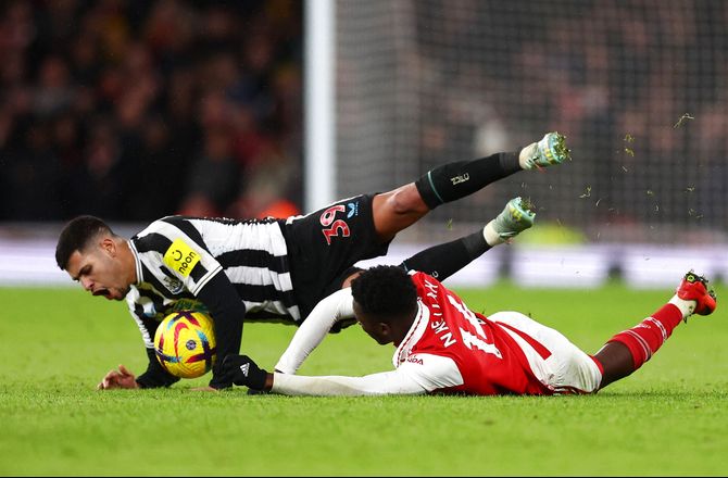 Premier League -Arsenal og Newcastle delte i hektisk topkamp 