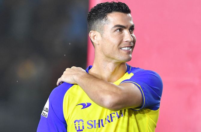 Al Nassr FC -Xavi med løftet pegefinger til Ronaldo: Bliver ikke en dans på roser 
