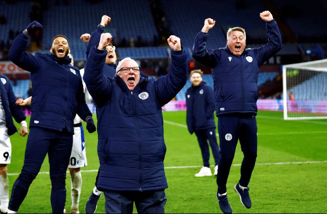 FA Cup -Ekstase i Stevenage efter choksejr: Bedste dag i formandens liv