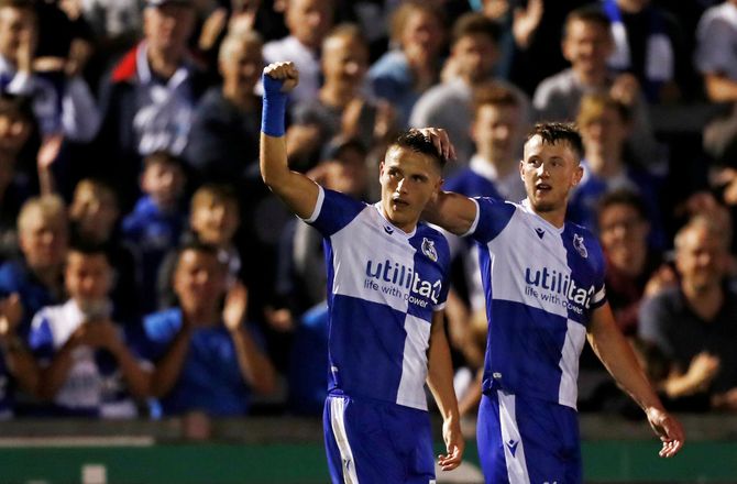 League 1 -Bristol Rovers vil støtte kræftramt profil: Alle skal klippes skaldet