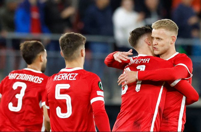 Æresdivisionen -Odgaard havde en fod med i begge AZ-mål i 2-0-sejr