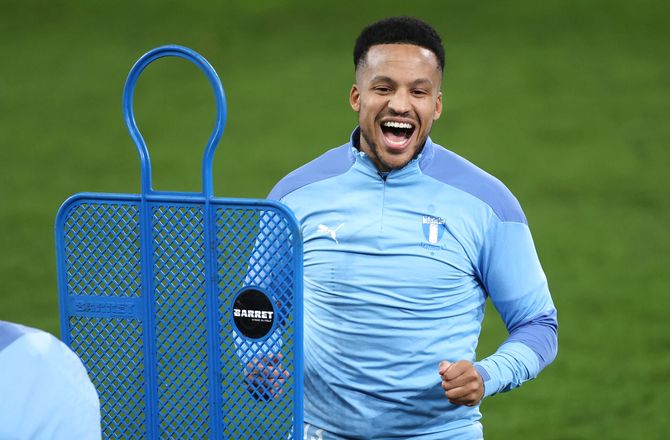 Malmö FF -Malmö forlænger Martin Olssons kontrakt med en måned