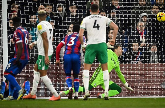 Premier League -Popes pragtredning sikrede uskarpe Newcastle point