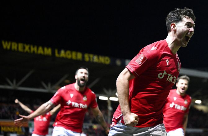 League 1 -Historisk aften i Wrexham: Det er aldrig sket før