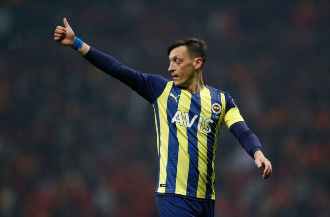 International -Medie: Mesut Özil ophæver og stopper karrieren