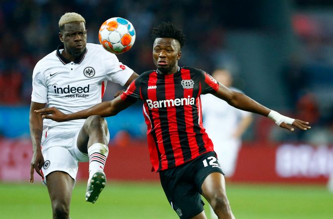 Bundesliga -Tapsoba værdsætter PL-rygter: Hoved og hjerte er i Leverkusen