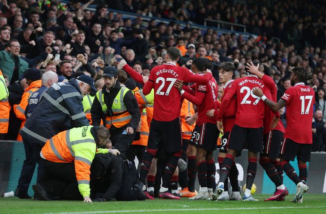 Premier League -To sene mål sikrede Manchester United sejr i elektrisk duel