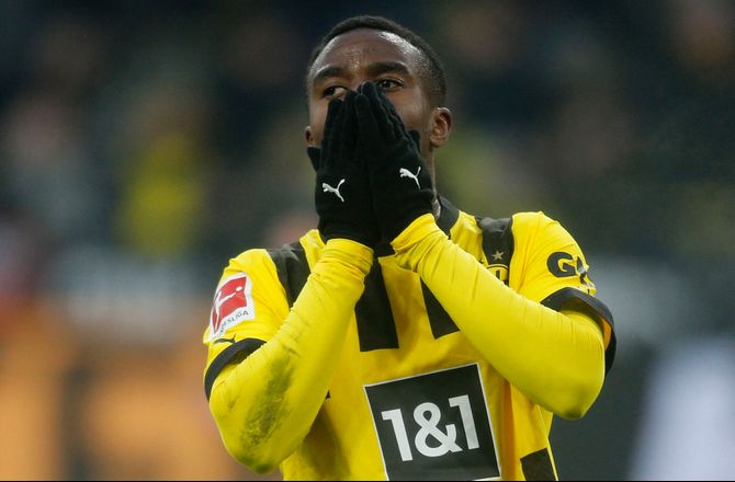 Bundesliga -Moukoko-agent skyder mod Dortmund