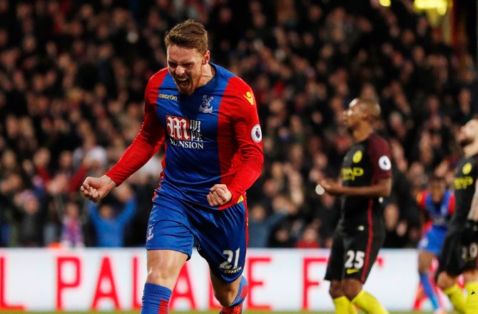 Championship -Cardiff styrker angrebet med kontraktfri Connor Wickham
