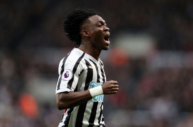 Premier League -Newcastle holder et minuts stilhed for Atsu mod Liverpool