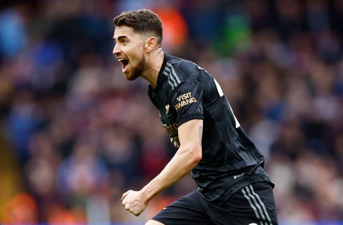 Premier League -Arsenal fik fuld gevinst med to overtidsmål i målrigt drama