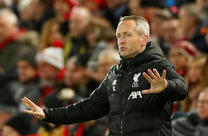 League 1 -Blackpool fyrer træneren tre kampe inde i sæsonen