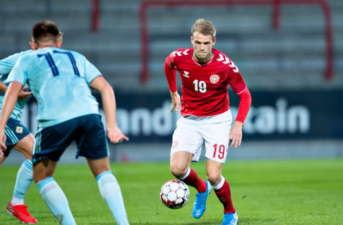 Eerste Divisie -Laursen kom på måltavlen i nedslagtning