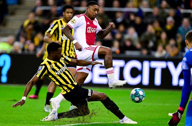 Æresdivisionen -Ajax buldrede videre med femte sejr på stribe i Æresdivisionen