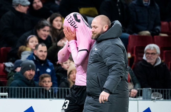3F Superliga -HÅND PÅ: Ingen dommer har det godt med at udvise Adelgaard