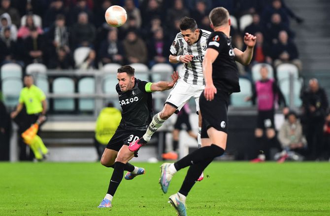 Premiership -Sjældent Di Maria-hovedstød hjalp Juventus til sejr