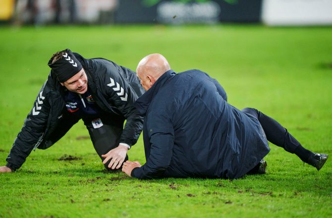 3F Superliga -Rösler blev tacklet under fejring: Han var nok ikke glad for bænkplads