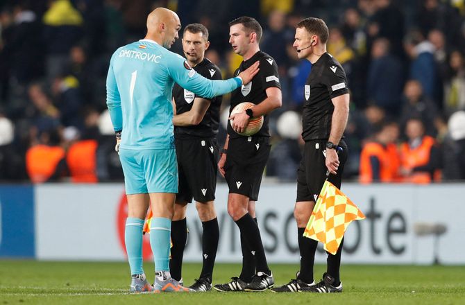 Europa League -Sevilla-keeper angrebet igen: Ramt af kasteskyts