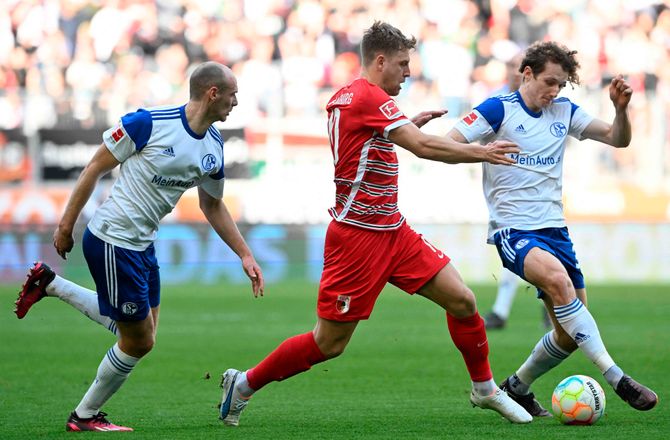 Bundesliga -Sent straffe sikrede Schalkes fortsatte stime