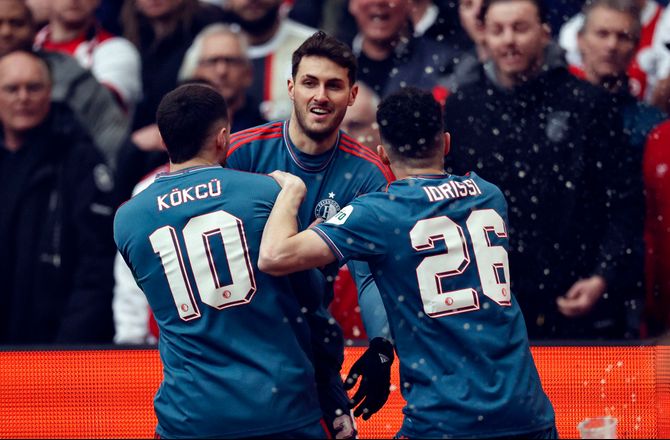 Æresdivisionen -Dramatisk derby i Amsterdam: Sen scoring afgjorde det for Feyenoord