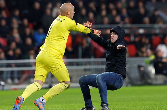 Europa League -PSV giver tilskuer 40 års karantæne for overfald på Sevilla-keeper