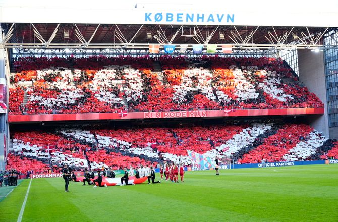 EM -DBU følger FCK: Fraråder koordinerede hop på den røde mur
