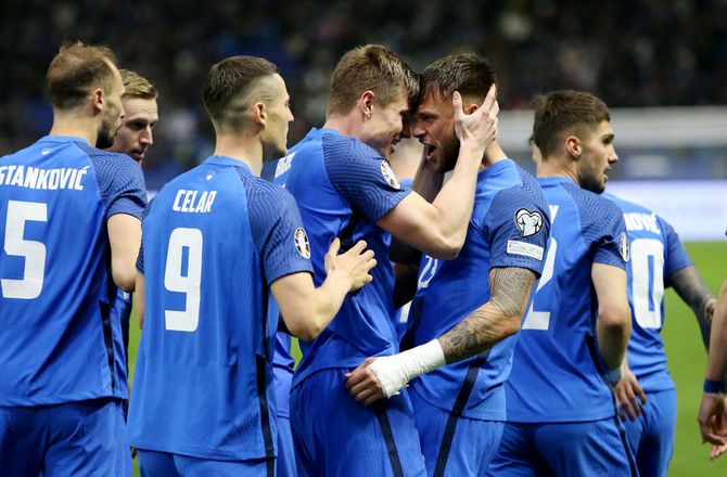 EM -Slovenien topper fortsat Danmarks gruppe efter smal sejr