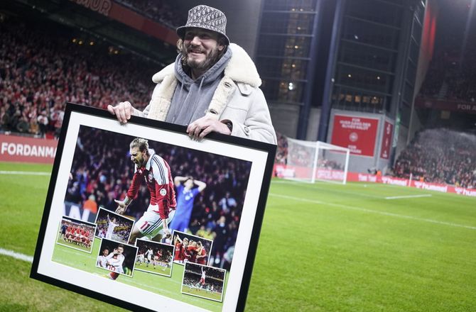 International -Geniale aprilsnarre: Aarhus Fremad-keeper til Nigeria og Bendtner i praktik