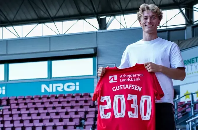 3F Superliga -FCN forlænger med Gustafsen