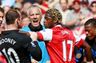 Alex Song lægger støvlerne på hylden