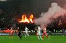 Vilde billeder: Serbisk derby afbrudt - brand på tribunen