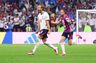 Henderson faldt over bandereklame og måtte bæres væk