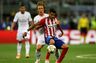 Simeone lader Augusto Fernandez gå